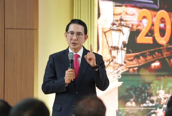 이완섭 서산시장이 8일 수석동 주민자치센터에서 수석동민과 소통하는 모습