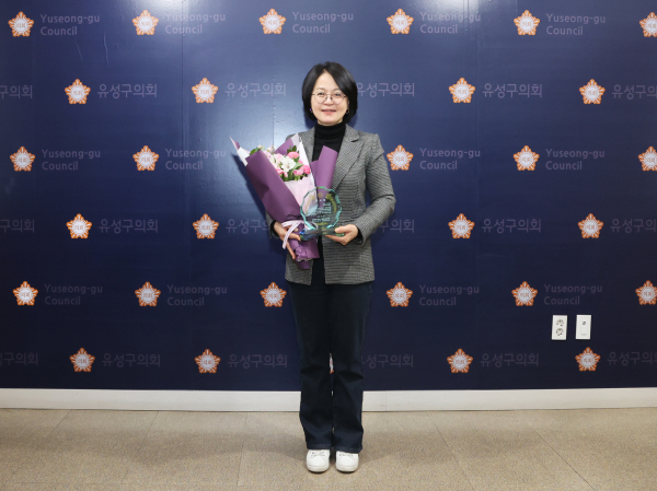 한형신 의원, 생활환경 개선 공로 주민감사패 수상 모습