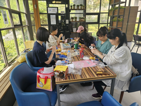 찾아가는 평생학습-그림책 속 인형만들기 수업 모습