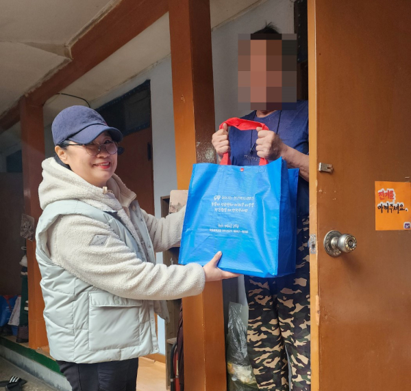 천안시 중앙동 행복키움지원단이 취약계층에게 후원물품을 전달하고 있다.