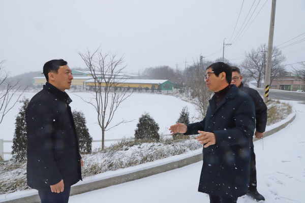정해웅본부장(왼쪽)이 축산 농가를 방문하여 천북농협 강화규조합장(오른쪽)의 설명을 듣고 있다.