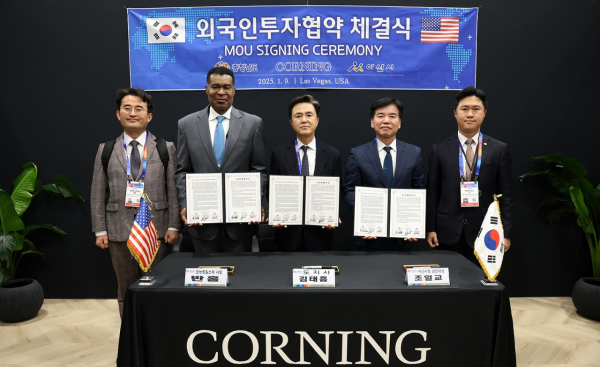 조일교 아산시장 권한대행이 투자협약 양해각서에 서명하고 있다.