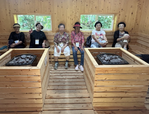 국립양평치유의숲 프로그램 참가자들이 편백 나무로 된 온열치유실에서 휴식을 즐기고 있다.