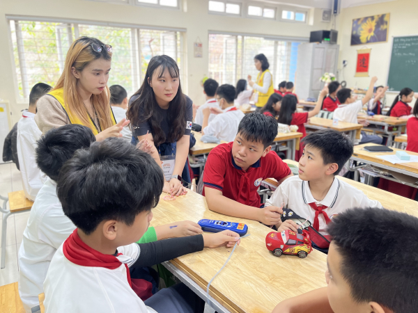 글로벌 서포터즈와 함께 한국 전통 놀이를 하는 모습