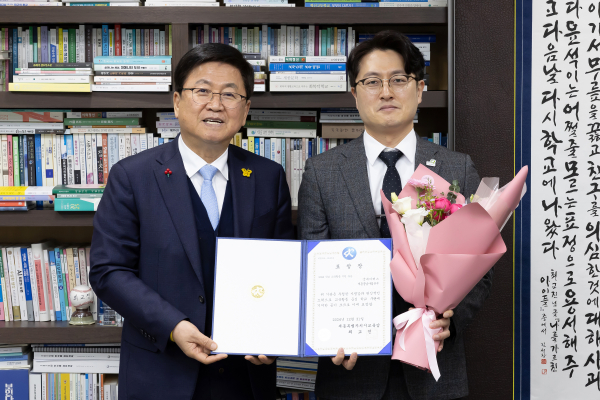 10일 교육감 집무실에서 학생맞춤통합지원 체계에 적극 협력하는 공로를 인정받아 굿네이버스 세종충남사업본부가 표창장을 수여받고 있다.