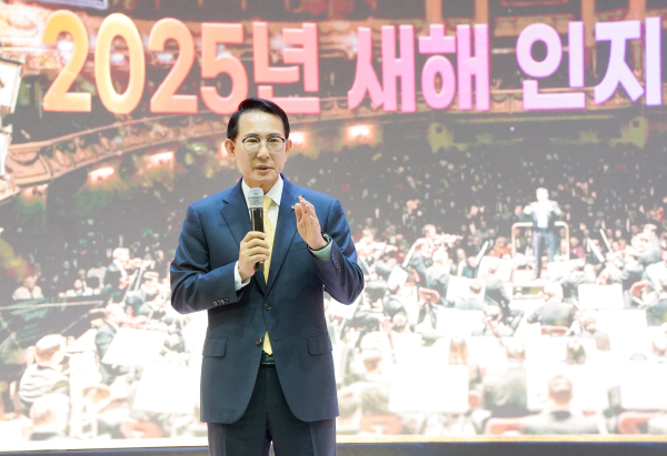 이완섭 서산시장이 10일 인지면 어울림건강센터에서 인지면민과 소통하는 모습