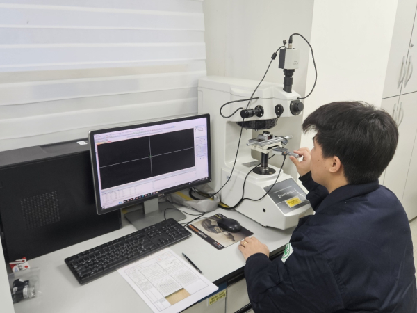 선문대 외국인 유학생이 지역 기업에서 현장 실습 하고 있다