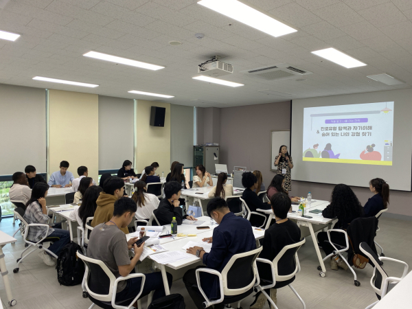 선문대 외국인 유학생들이 취업캠프에 참여 하고 있다