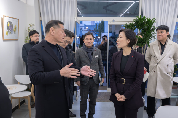 오영주 중소기업벤처부 장관 골목형 상점가 방문 모습