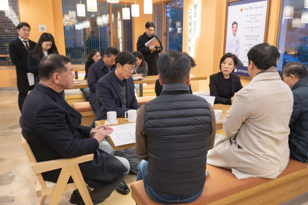 오영주 중소기업벤처부 장관 골목형 상점가 방문 모습