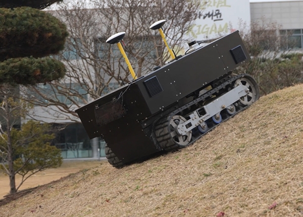 자율주행 지하 탐사로봇 경사로 주행테스트 모습