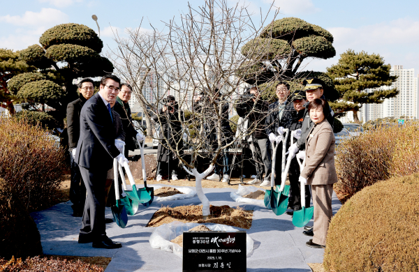 ​16일, 보령군·대천시 통합 30주년 기념행사 및 탄소중립 비전선포식 개최 후 기념식수 모습