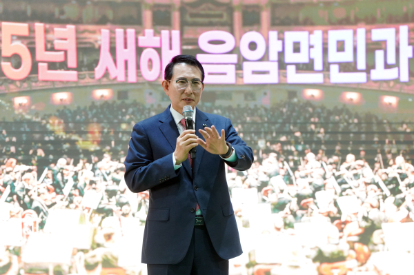 이완섭 서산시장이 16일 음암면 해오름 체육관에서 음암면민과 소통하는 모습