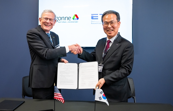 ETRI-ANL 반도체 기술협력 MOU 협약식. 왼쪽부터 ANL 폴 컨스 디렉터와 ETRI 방승찬 원장