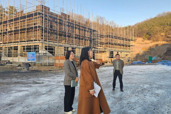 윤은미 천안시 복지정책국장이 지난 17일 시립노인요양병원 건립 부지를 방문해 현안 사항을 점검했다.