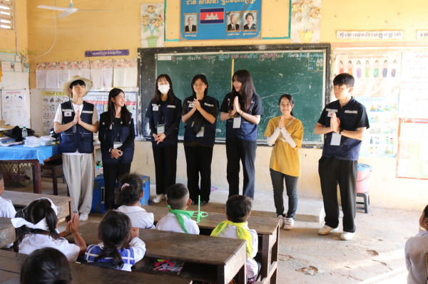봉사단 학생들이 첫 시간을 맞이하여 자기소개를 하고 있다.