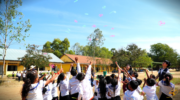 봉사단 학생들과 캄보디아 학생들이 프로펠러를 날리고 있다