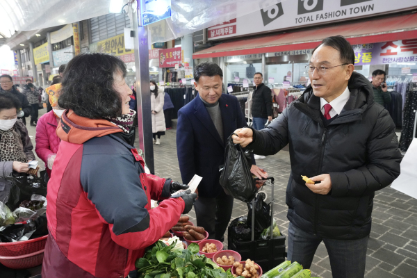 박상돈 천안시장, 설명절 맞이 전통시장을 방문해 상인들을 격려하고 있다.