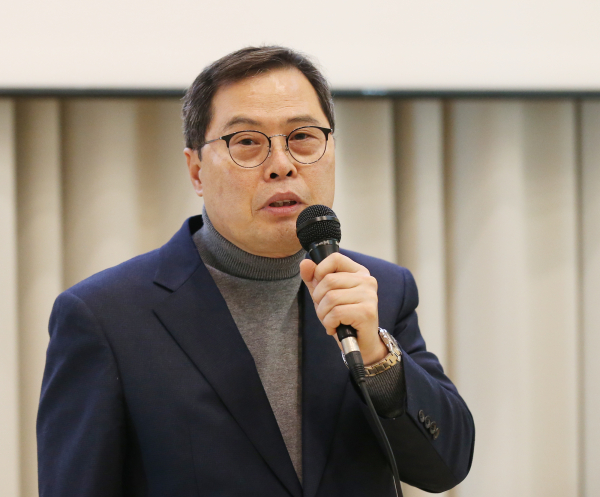 발행식에서 이상호 센터장 인사말 모습