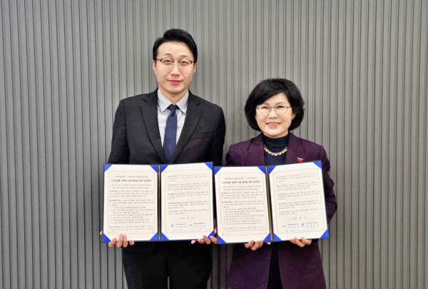 (사진 왼쪽부터)윤진욱 주식회사 투비유니콘 대표와 김인식 대전시사회서비스원장