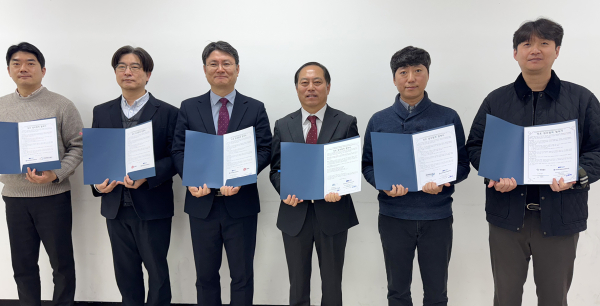 지능형 아동케어시스템 융합 공동연구 위해 MOU 체결 기념사진