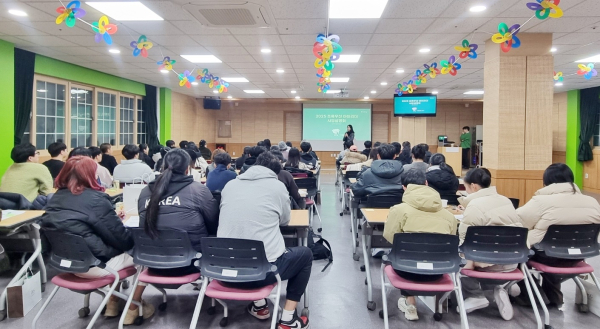 초록우산 아이리더 사업설명회에 참석한 아이리더와 가족