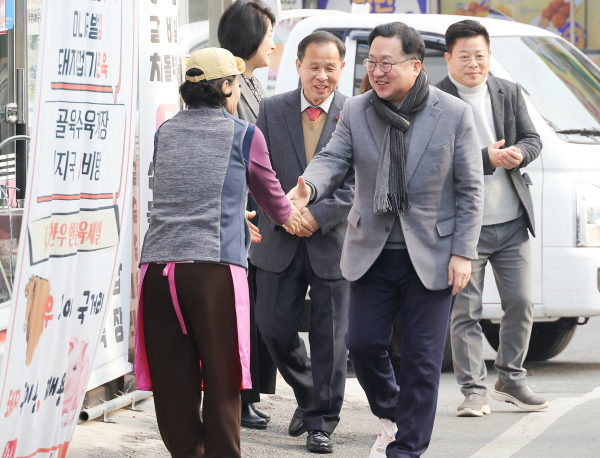 이장우 대전시장이 22일 설 명절을 맞아 홍도시장 상점가를 방문했다.
