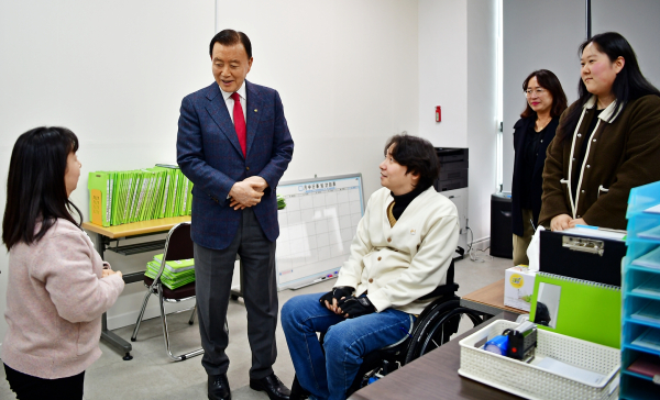 지역사회 나눔 문화 확산을 약속하는 홍문표 사장