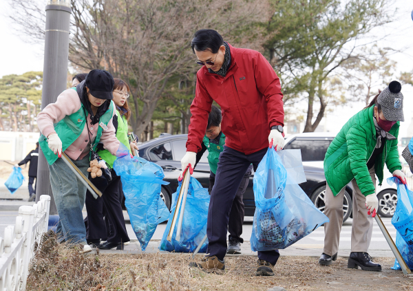 지난 22일 중앙호수공원 일원에서 진행된 환경정화 활동 모습