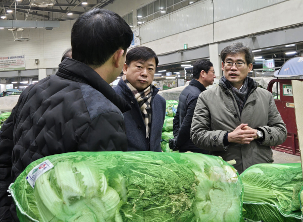 이명렬 농협충남세종본부 부본부장(오른쪽)이 농협대전공판장을 방문하여 경매사의 이야기를 듣고 있다.