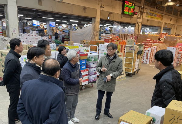 이명렬 농협충남세종본부 부본부장(오른쪽에서 두 번째)이 농협대전공판장을 방문하여 중도매인들과 대화를 나누고 있다.