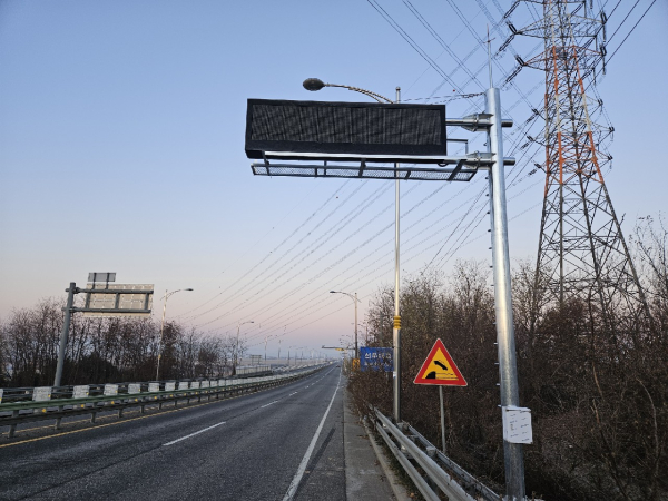 ㈜모바휠은 지난 11월 충남 아산시 선우대교에 도로상태다중감지시스템 ‘이지웨이’를 설치하며 도로정보 전광판과 연동을 앞두고 있다
