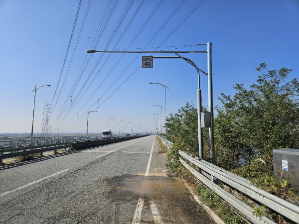 ㈜모바휠은 지난 11월 충남 아산시 선우대교에 도로상태다중감지시스템 ‘이지웨이’를 설치하며 도로정보 전광판과 연동을 앞두고 있다