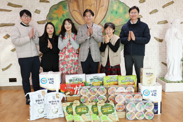 김형렬 행복청장(왼쪽에서 네번째)이 사회복지시설을 방문하여 시설관계자들을 격려하고 위문품을 전달하고 있다