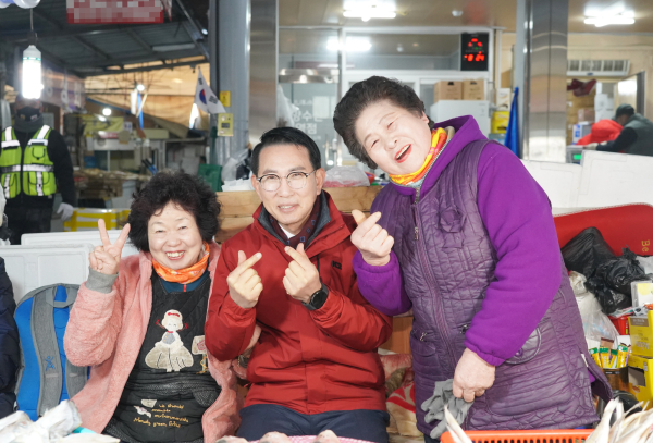 24일, 이완섭 서산시장이 서산동부전통시장을 방문해 상인 격려 모습