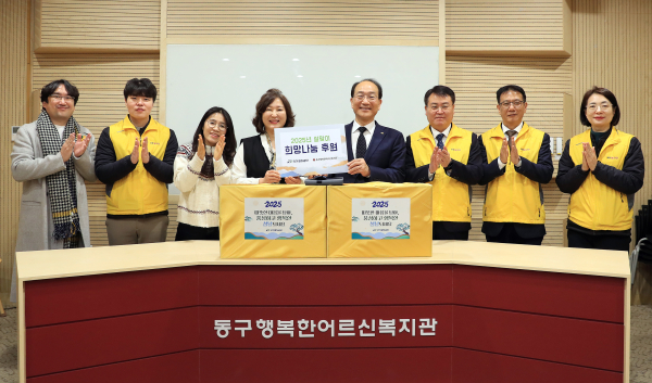 이성해 국가철도공단 이사장(오른쪽 네 번째)이 24일 설맞이 희망나눔 후원을 한 후 관계자들과 함께 기념촬영을 하고 있다.