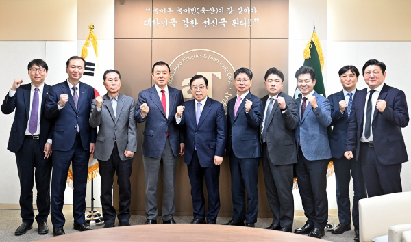 홍문표 aT 사장-한국생산성본부 관계자 방문 기념사진  * 홍문표 aT 사장(왼쪽 4번째), 박성중 한국생산성본부 회장(왼쪽 5번째)