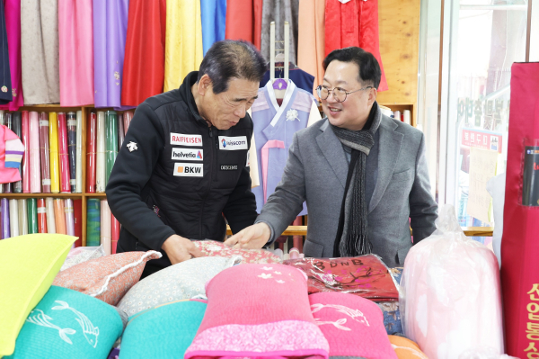 이장우 대전시장(우)이 유성시장에서 장보기 행사 중 상인과 대화하고 있다.