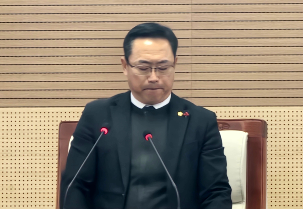 모교 졸업식에서 ‘취중축사’로 물의를 빚은 홍성표 아산시의회 의장(더불어민주당)이 의장직을 유지하게 됐다.&nbsp;다시 사퇴서를 제출하겠다고 밝히는 홍 의장./사진=박동혁 기자<br>