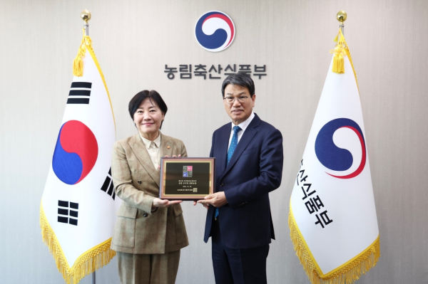 송미령 농림축산식품부장관과 김돈곤 청양군수 모습