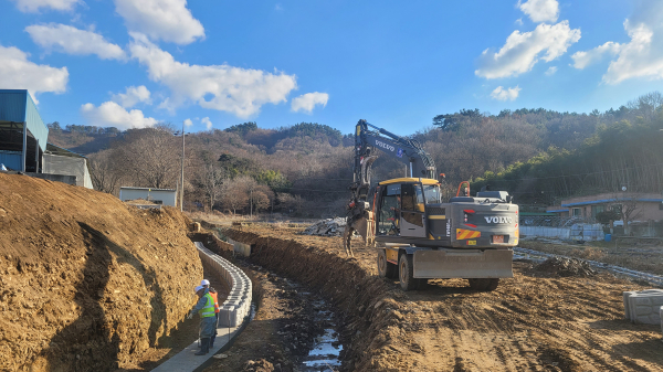 서산시가 올해 2월 성연면 잔다리천을 정비하는 모습