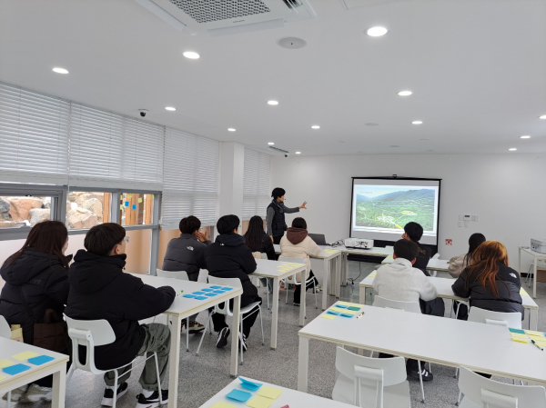 지난 4일 국립기억의숲에서 청소년 대상 체험프로그램을 운영하고 있다