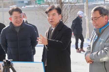 조일교 아산시장 권한대행이 5일 분뇨처리시설을 방문해          현장을 점검하고 있다
