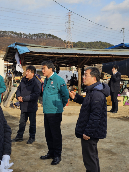 김돈곤 청양군수가 정산면 주택화재 가구를 방문해 현장을 살피고 있다.