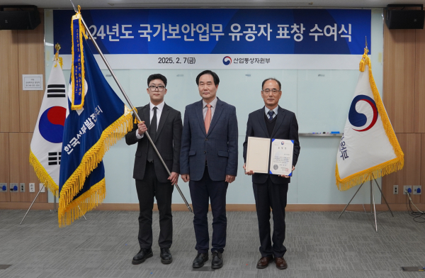 정병찬 산업부 운영지원과 서무복지팀장(가운데)과 최원경 서부발전 비상계획부장(오른쪽), 양우성 비상계획부 주임이 기념촬영하는 모습