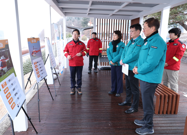 지난 10일, 업무협약식 이후, 대청댐 좌안에서 주요 참석자들이 산림청 관계자로부터 산불 진화 헬기 현황 등의 설명을 청취하고 있다.