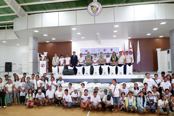 대한민국 애프터 원조 쌀 4천톤 필리핀 분배식 기념사진