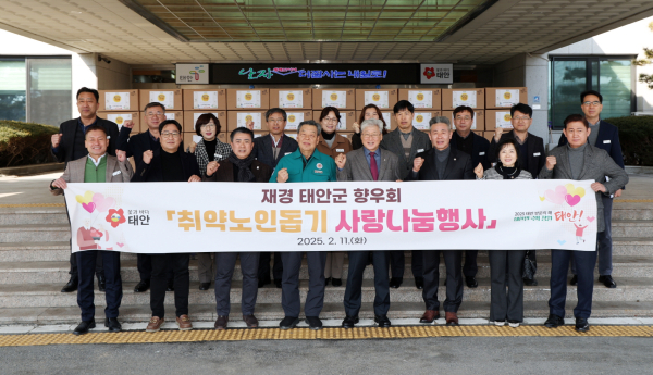 지난 11일 군청 군수실 및 현관에서 열린 전달식 모습.