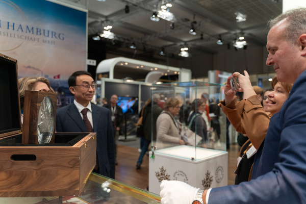 10kg 초대형 메이플 예술형 주화(은화) 앞에서 사람들이 기념사진을 촬영하고 있다.