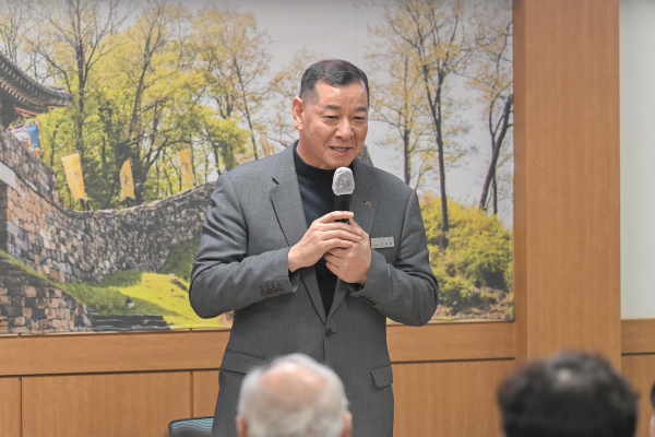 최원철 시장, 지난 11일 웅진동 행정복지센터에서 열린 시민과의 대화 진행 모습